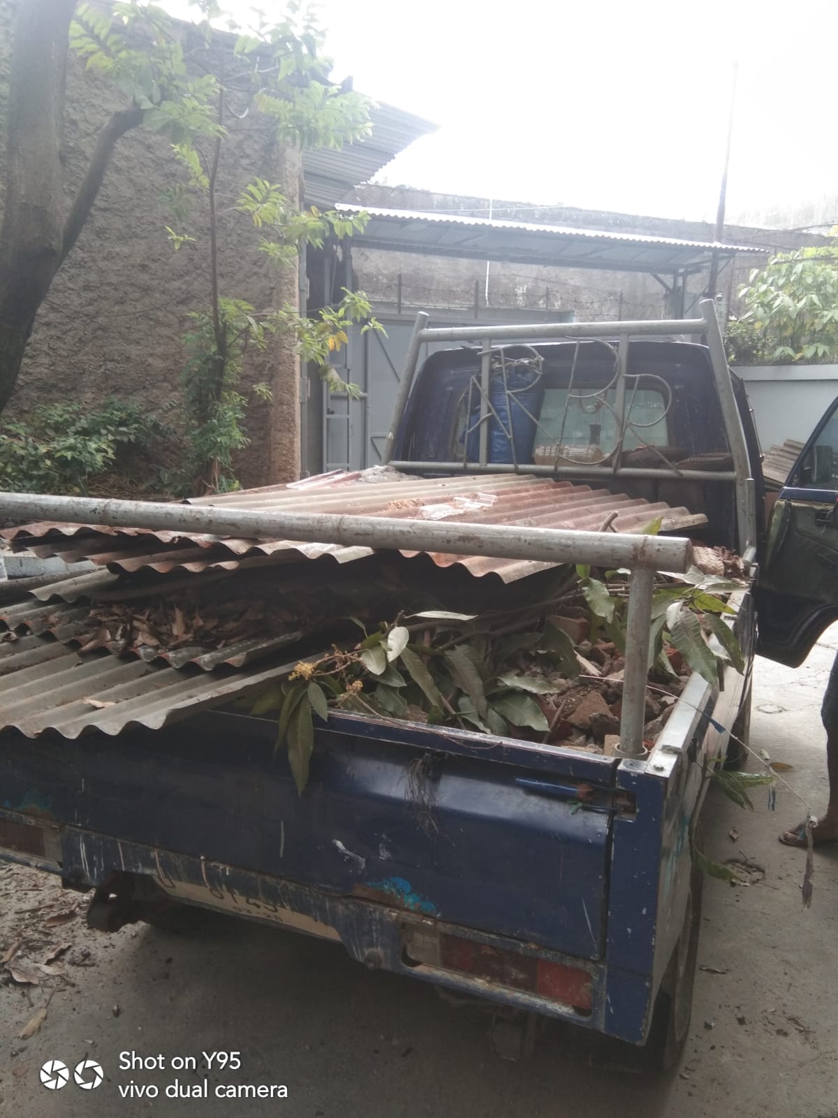 Tim Bandung Bersih sedang mengangkut sampah rumah di Bandung