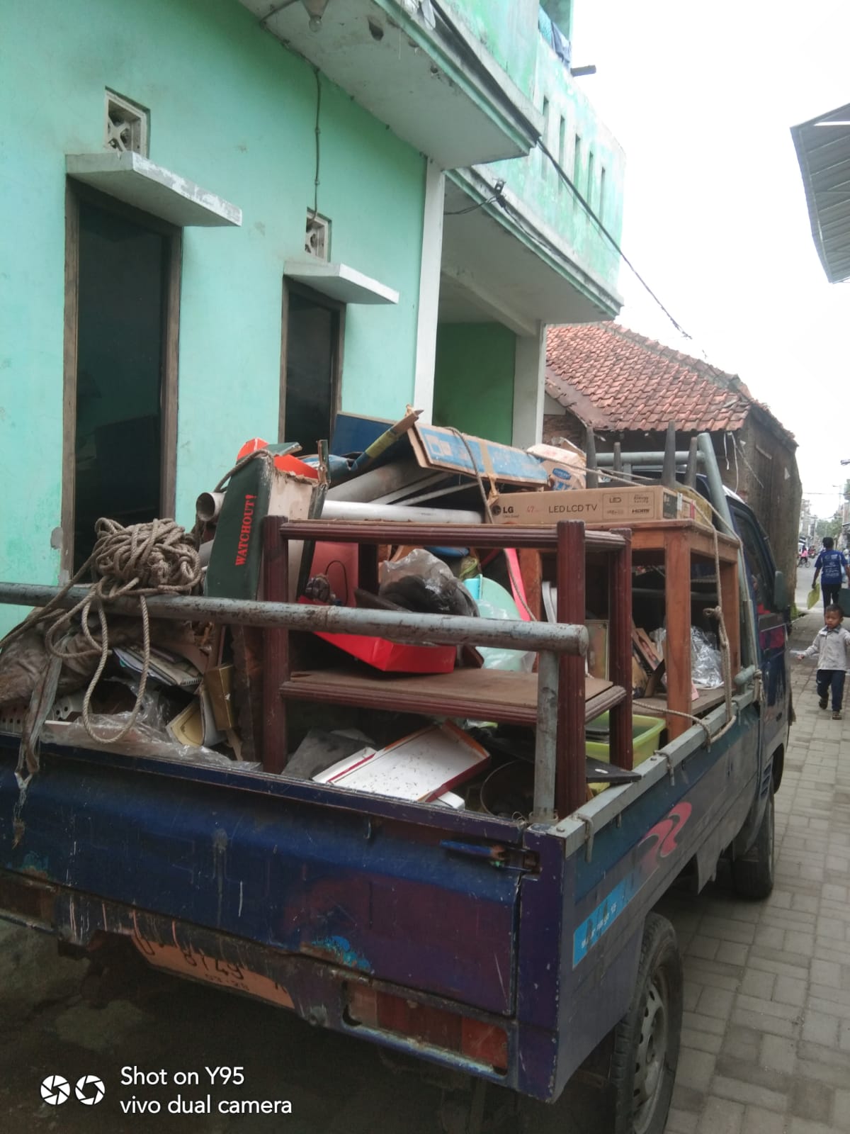 Petugas Bandung Bersih membersihkan sampah dan barang bekas