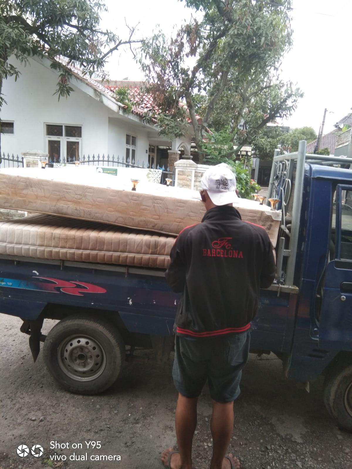 Pengangkutan sampah rumah di Bandung oleh tim Bandung Bersih