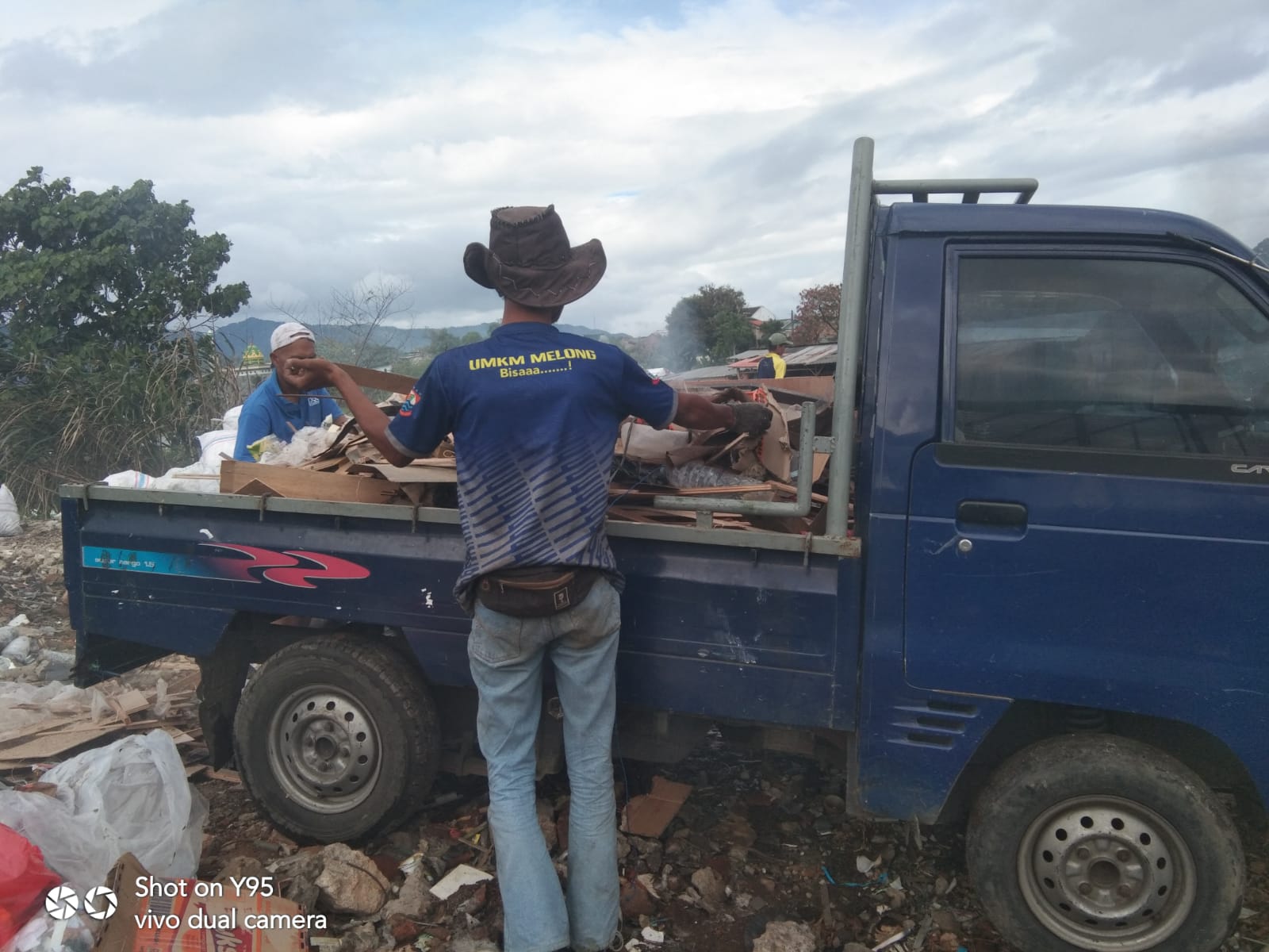 Angkut puing renovasi rumah di Padalarang