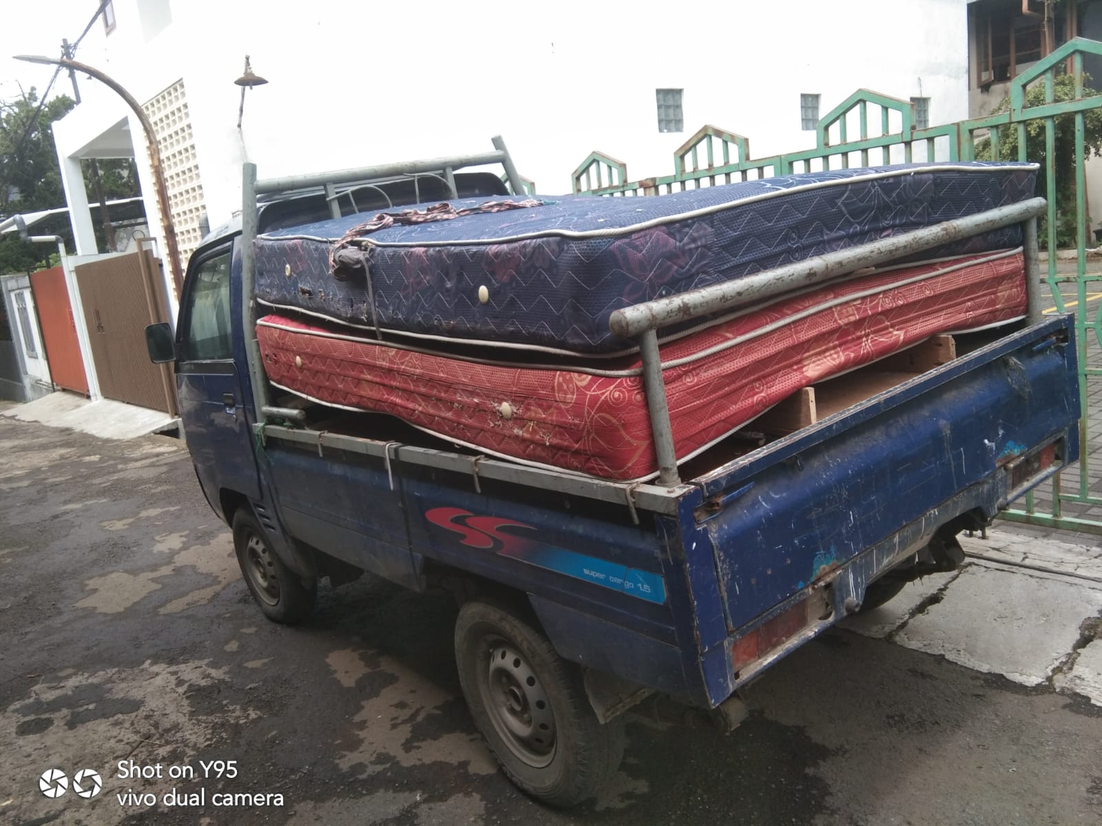 Pembersihan gudang penuh barang bekas di Cimahi