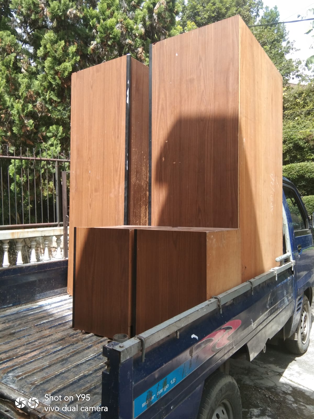 Tim Bandung Bersih sedang memilah rongsokan logam